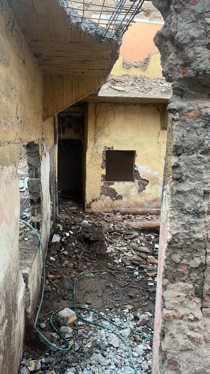 La pièce avant travaux, murs en plâtre nu et ouverture de fenêtre brute.
